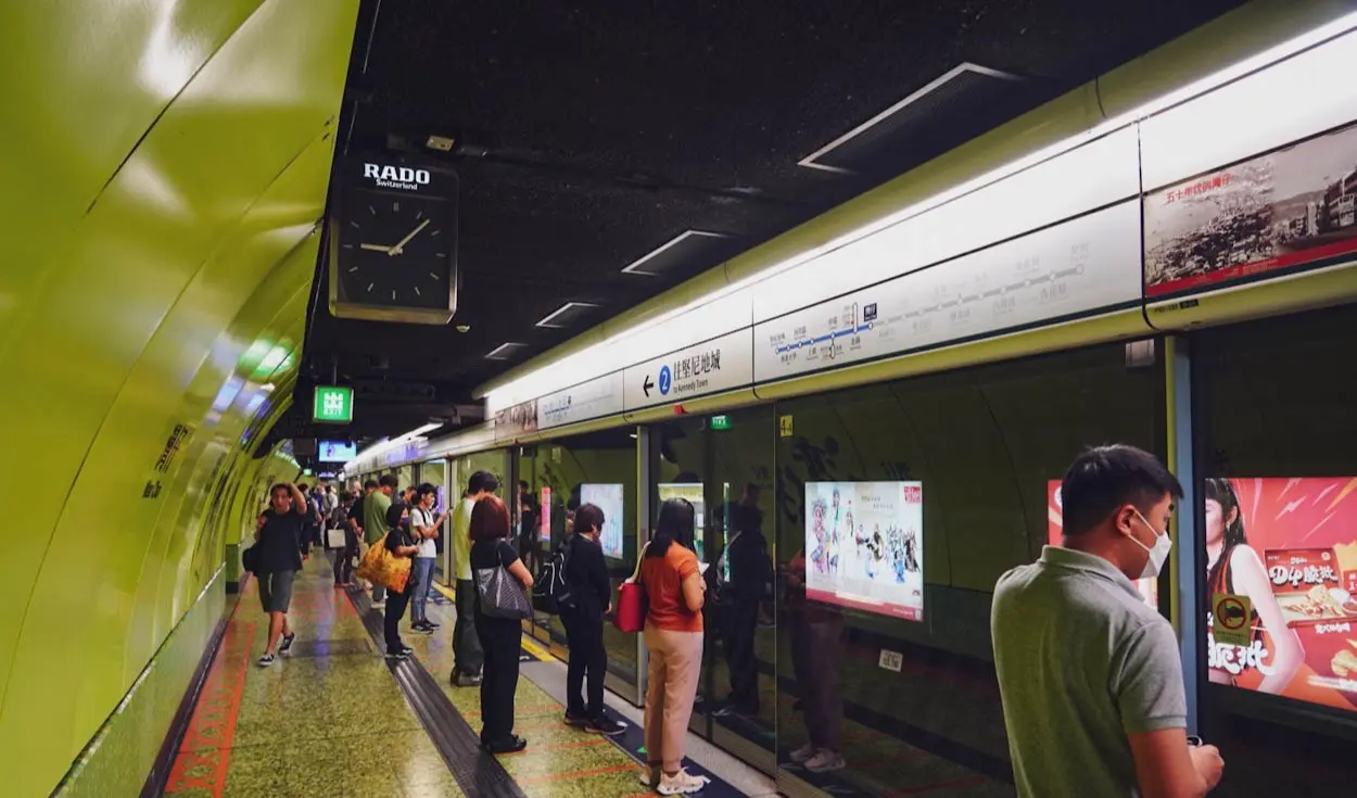 事實上,港人乘車的「淡定」背後,是對地鐵運作節奏的長期適應。據了解,香港地鐵系統雖班次密集,但關門程序設計有緩衝期,提示聲與實際關門之間的時間差,成為當地乘客敢於在提示聲中登車的關鍵。(圖:網絡翻攝)