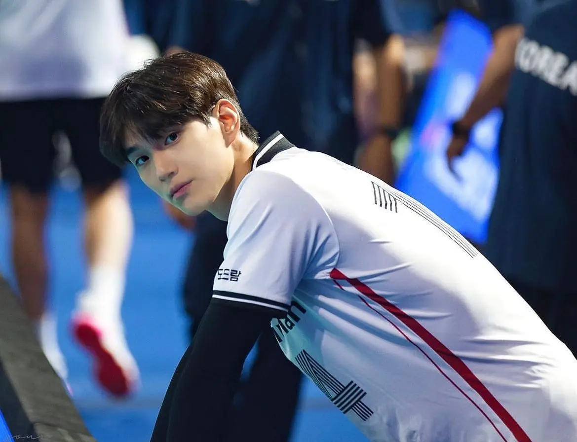 男嘉賓中，身高 193 公分的韓國職業排球隊主將林成振，因撞臉演員金秀賢，Instagram 追蹤數突破百萬，球場上的強大氣場與私下溫和的個性形成反差魅力。(圖：網絡截圖)