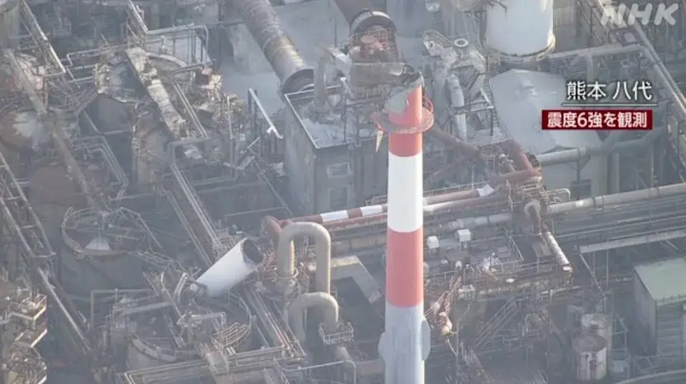 八代市的日本製紙工場，有煙囪倒塌。（NHK）
