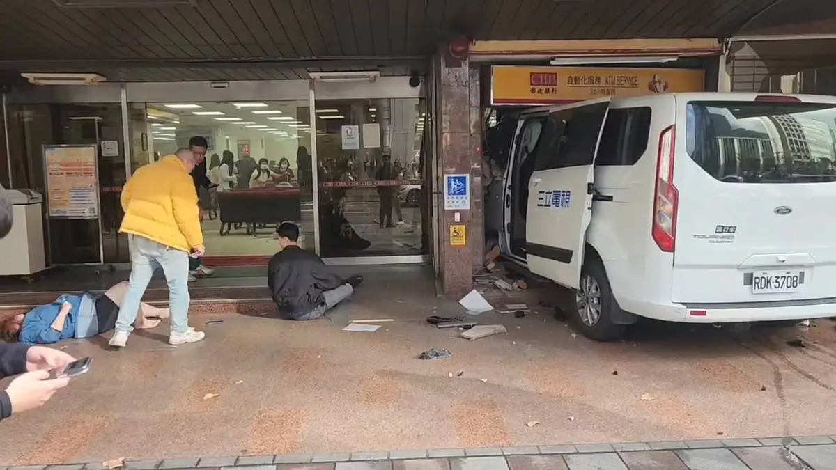 台灣三立電視台一輛採訪車23日下午失控衝入彰化商業銀行吉林分行，造成車內外共10人受傷，其中3人傷勢嚴重。（影片截圖）