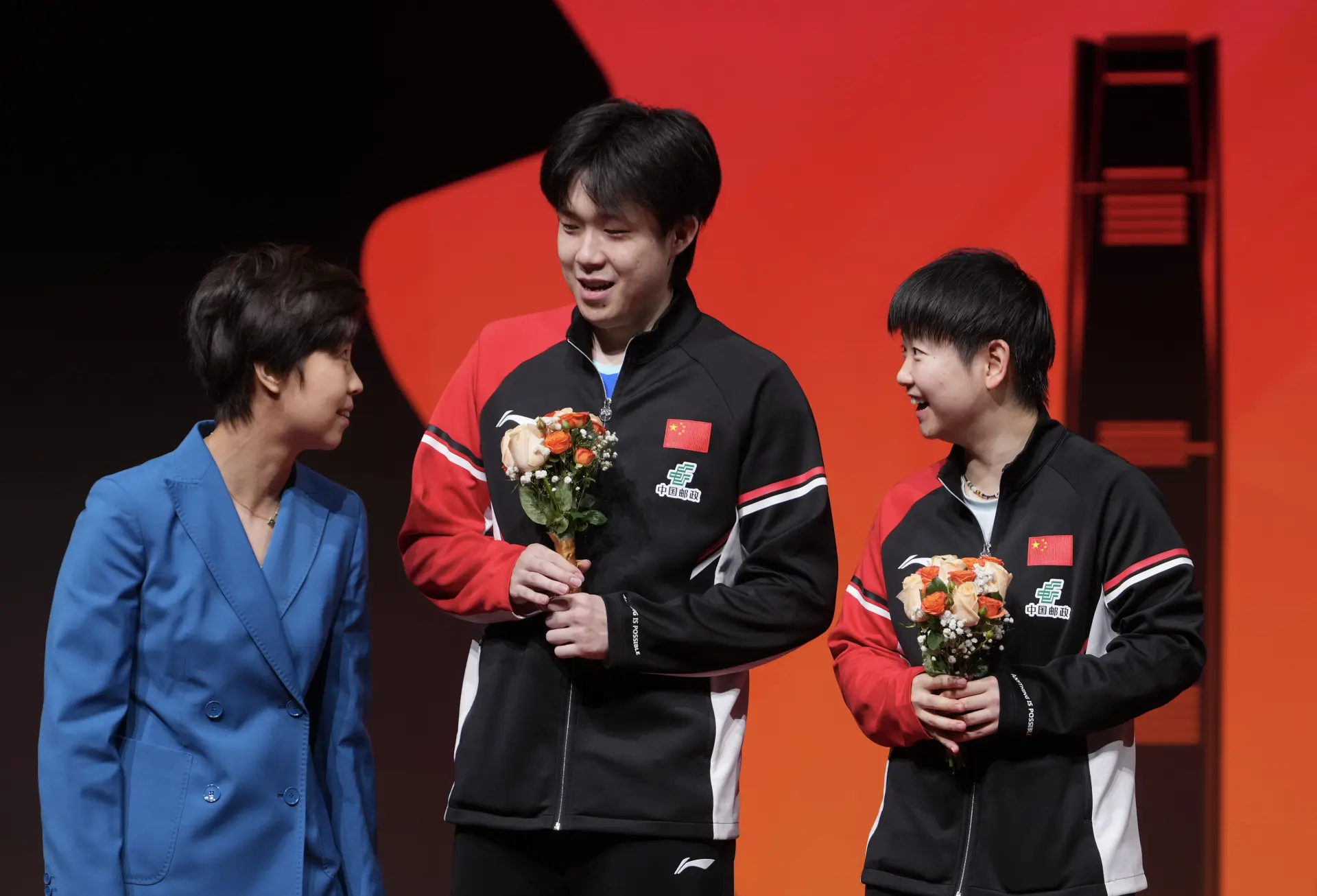 「莎頭組合」在混雙決賽中，以0:3不敵韓國組合申裕斌與林鐘勳，獲得亞軍。孫穎莎帶傷上陣，王楚欽也顯露不適。今早，王楚欽練習後感覺身體不妥，確認背部傷患，WTT行政總裁丹頓向傳媒證實此消息。(圖：新華社)