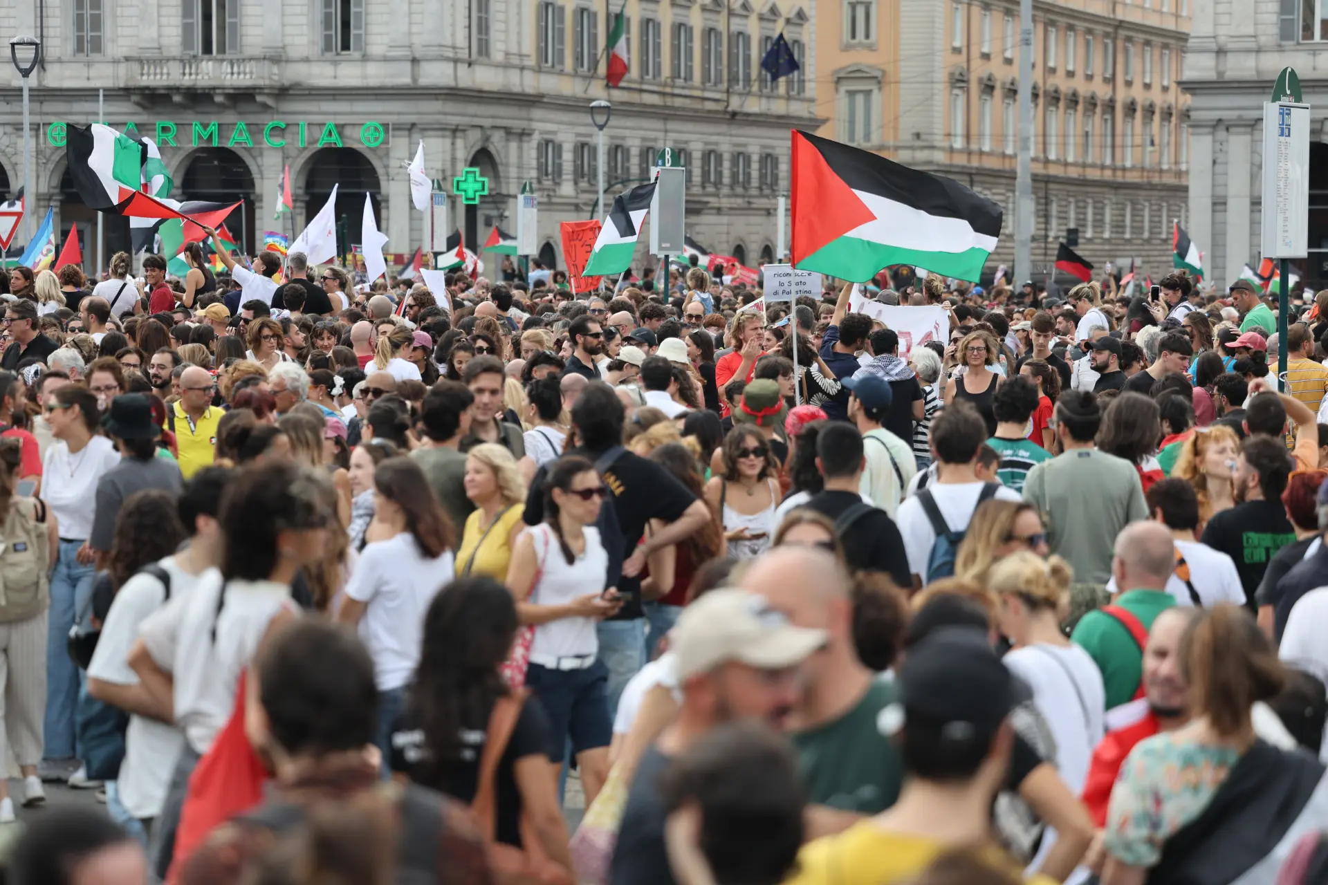 歐洲多地爆發聲援示威。意大利羅馬上千人高呼支持巴勒斯坦口號，米蘭、拿玻里等地群眾集會甚至一度阻斷列車。(圖：新華社)