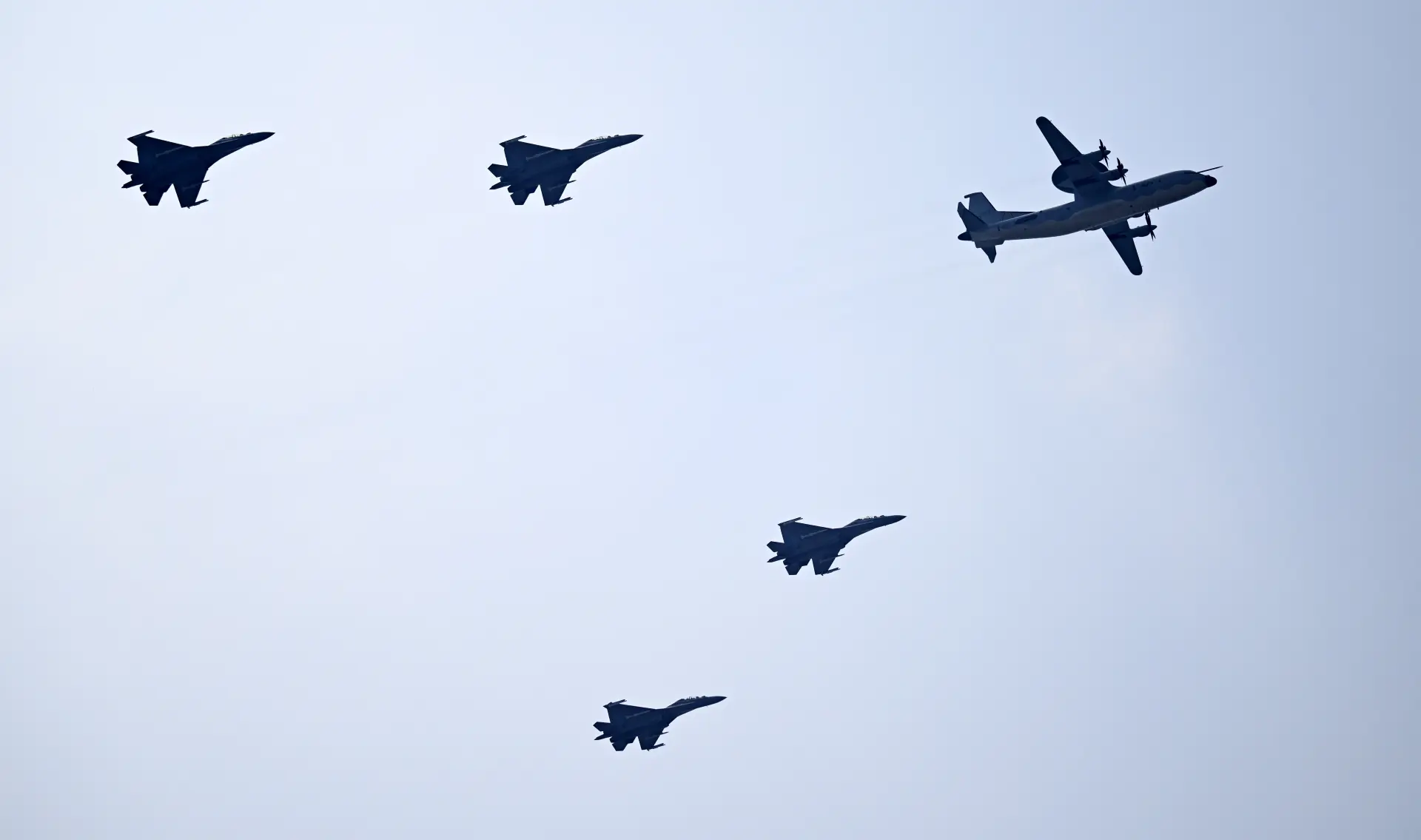 預警指揮機梯隊接受檢閱。