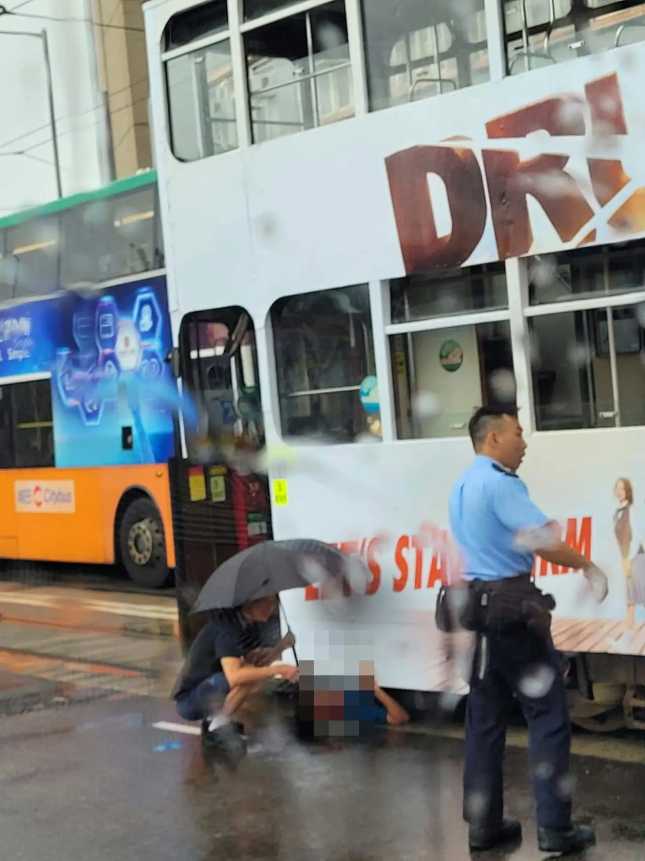 當日六旬外公右手抱着3歲外孫女，左手拖着6歲外孫女，並有一名女印傭同行，一行4人在該過路處的安全島停下後，外公疑衝紅燈帶同家人橫過馬路，隨即被被告駕駛的登記號碼38的電車撞倒。(圖：網絡截圖)