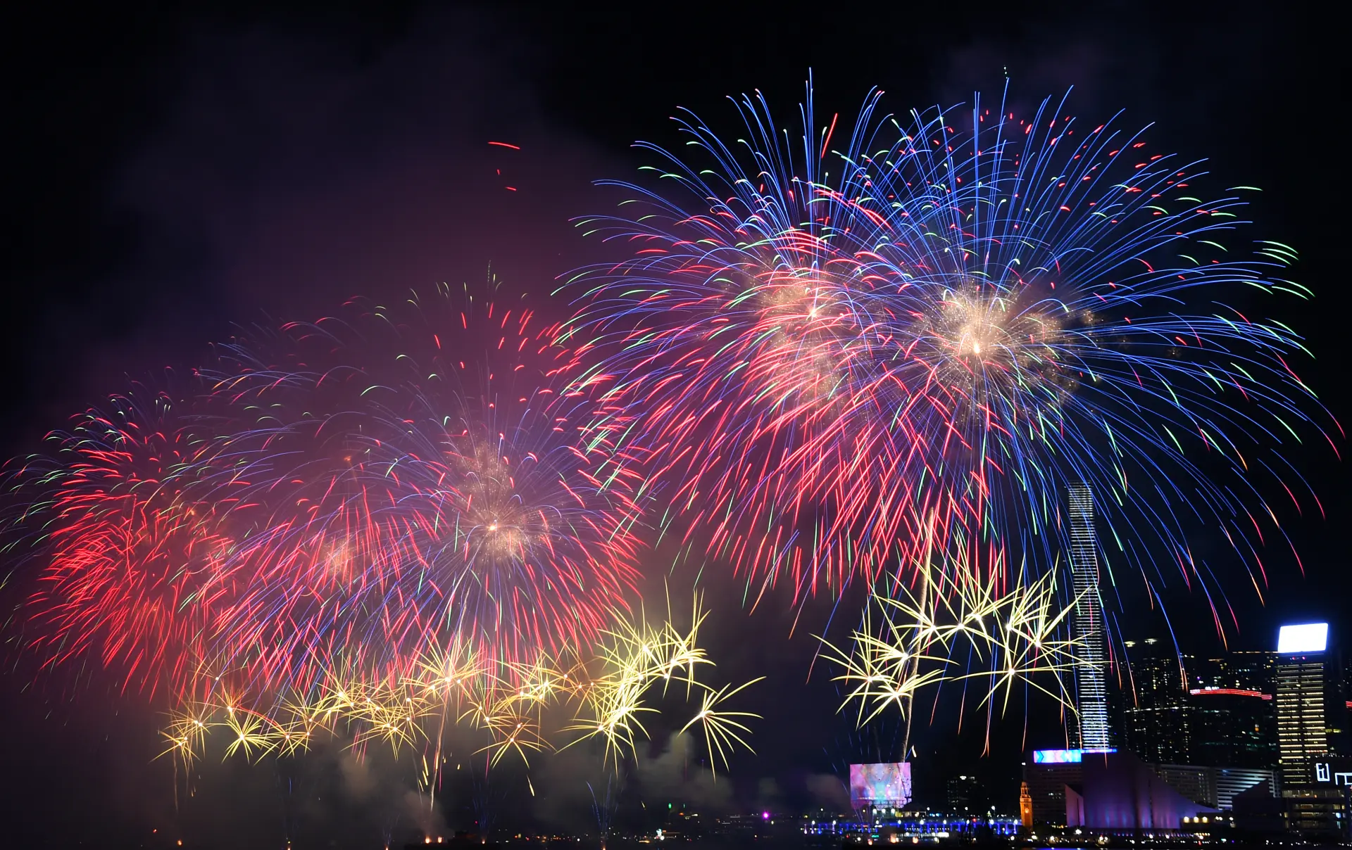 「維港煙花 閃耀中華」主題煙花匯演在維多利亞港上空璀璨上演。(圖：新華社)