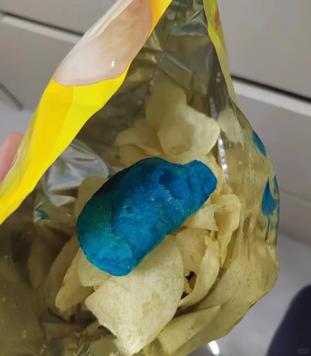中國內地一名消費者食用樂事（Lay's）洋芋片時，意外吃出詭異藍色片狀物，心生畏懼不敢繼續食用，事件引爆網路熱議。（來源：小紅書）