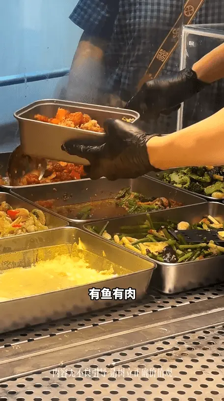 此類「福飯」是香港慈善機構專為露宿者、低收入人士等弱勢社群提供的救助資源，並非公開給普通旅客的「福利」。(圖：蘇YES@抖音)