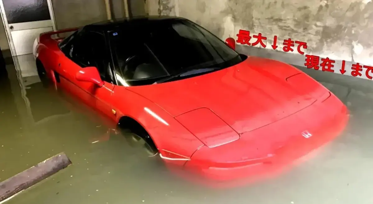 日本雅虎拍賣出現驚人交易，一輛泡水報廢的1991年本田NSX，歷經93輪激烈競標，最終以814萬日圓高價成交，憑藉經典車身價值引爆車迷熱議。（截圖來源：產業新聞）