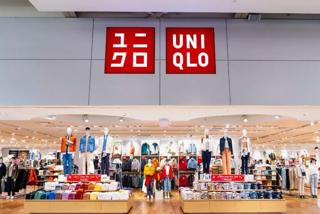 中國健身網紅於日本UNIQLO門市捨棄試衣間，在賣場當眾更衣拍片，影片經X平台擴散突破1600萬觀看，引發日本網友熱議，輿論出現正反兩極爭論。（示意圖來源：小紅書網友）