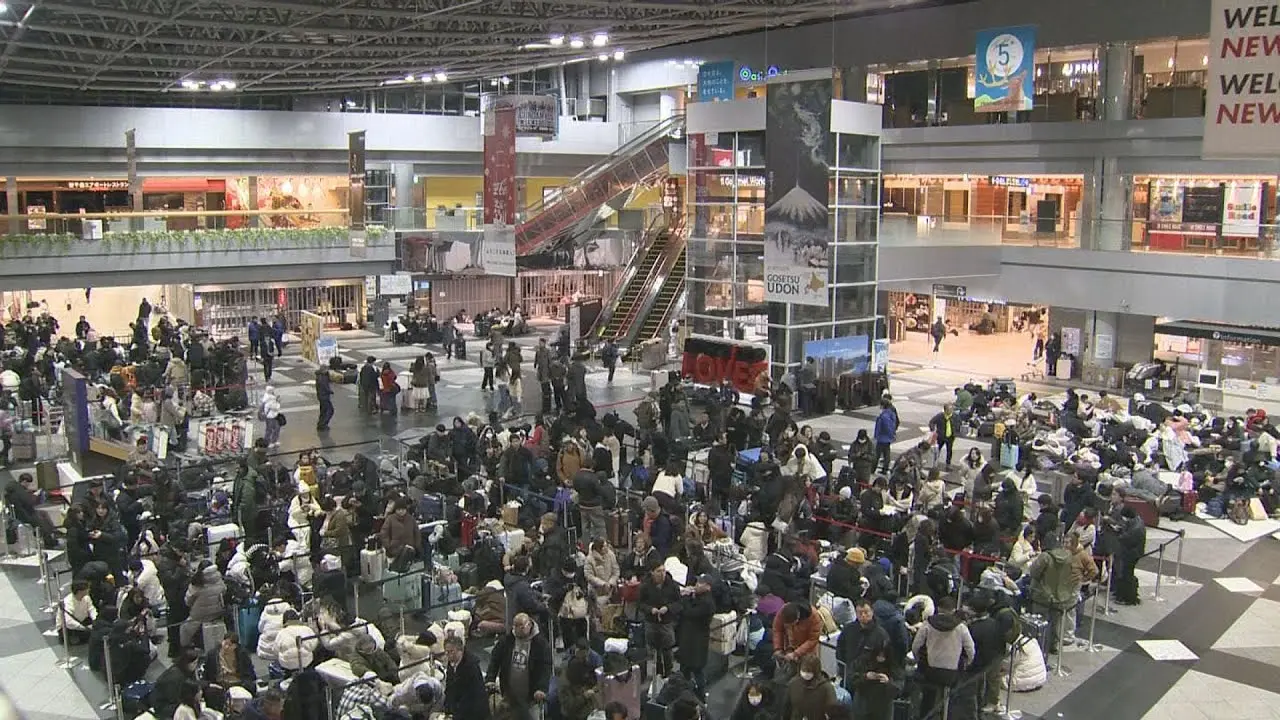 北海道以札幌圈為中心遇歷史性大雪，JR 同樣全線停駛。（來源： STVニュース北海道@YouTube）