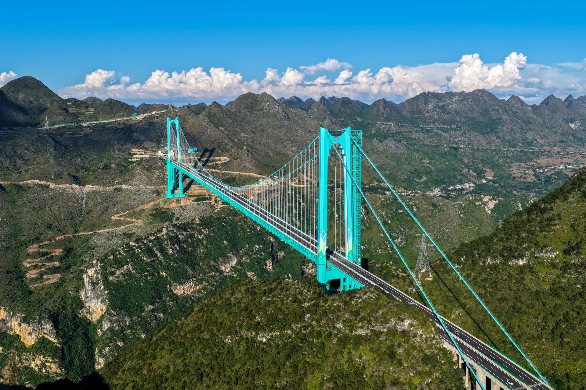 9月28日，車輛行駛在已正式通車的花江峽谷大橋上（無人機照片，新華社）。