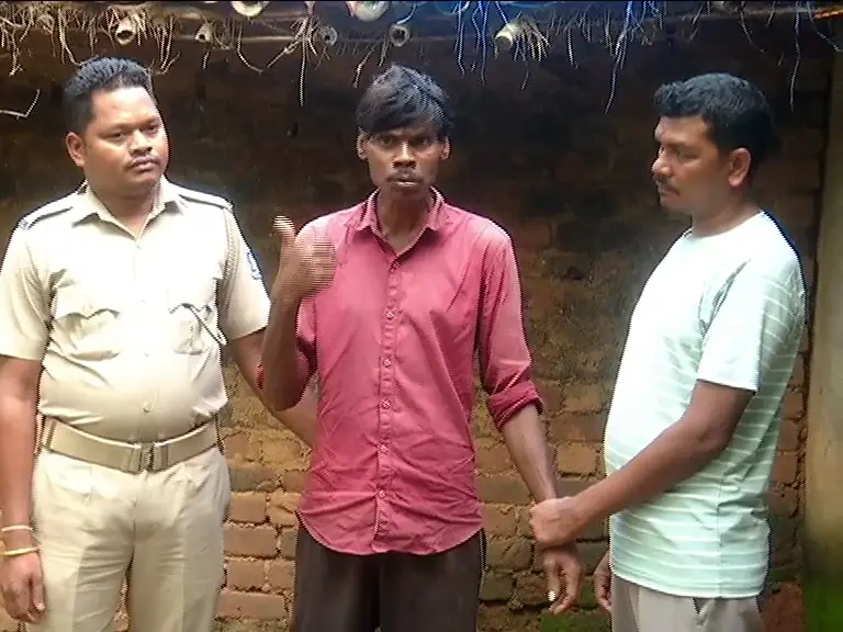 印度奧里薩邦（Odisha）驚現駭人黑巫術活人獻祭案件，一名男子為挽回離家三年的妻子，誘殺無辜村民斬首祭祀，將頭顱埋於祭拜室、屍體棄置池塘，殘忍行徑震驚全地。（來源：otvkhabar@X）