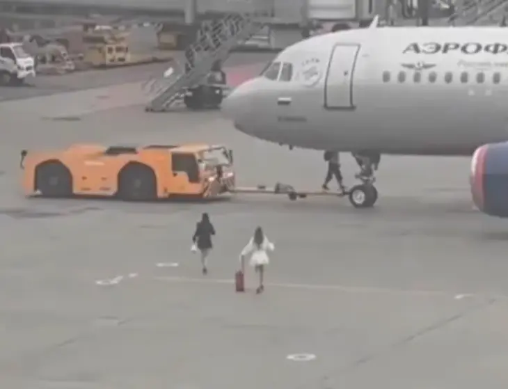 俄羅斯兩名女性旅客誤搭俄羅斯航空（Aeroflot）班機，不願改簽竟擅自闖入莫斯科謝列梅捷沃國際機場（Sheremetyevo International Airport）停機坪，肉身攔截即將起飛的飛機，還與地勤爭吵，事後遭網友痛批且面臨罰鍰。（來源：X）