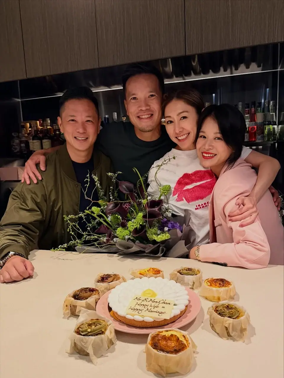 作為「胡說八道會」的核心成員,胡定欣與胡杏兒多年來互相扶持,早在胡杏兒 2015 年大婚時,胡定欣便以姊妹團身份全程陪伴,這場遲來的慶祝聚會,以及價值不菲的龍鳳鈪禮物,再度印證了她們無堅不摧的姊妹情。。(圖:nwuuu@IG)