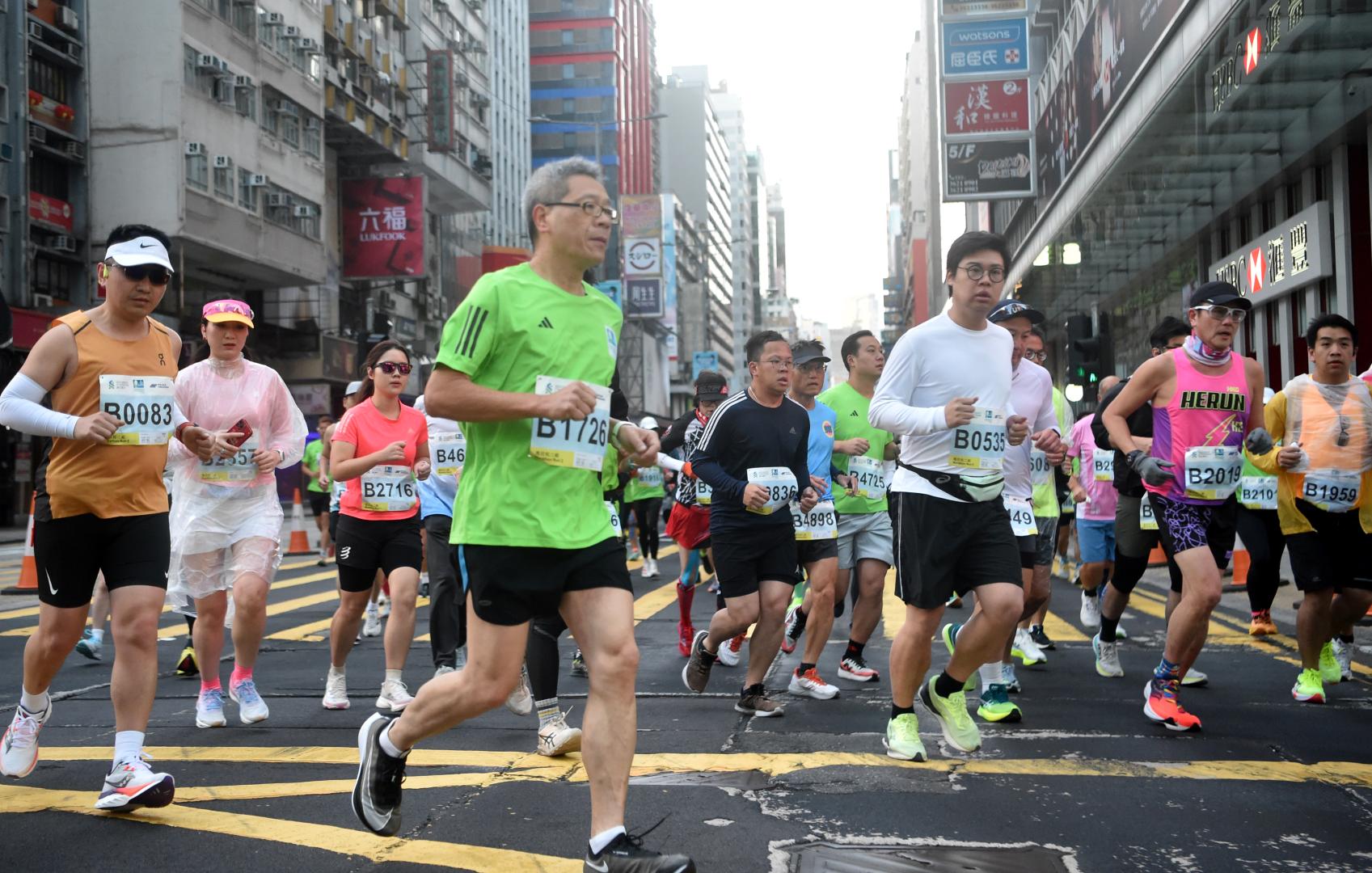  銀髮族參加香港馬拉松(新華社)