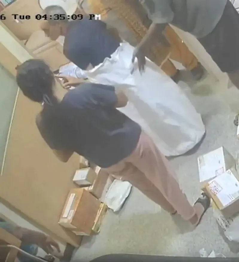 印度烏加迪節期間，班加羅爾一戶人家因回鄉車票昂貴且緊張，將老翁塞進麻布袋擬當快遞寄往門格洛爾市，老翁險窒息，事後家人稱為拍片反映問題，致歉後獲釋。（來源：視頻截圖網絡）