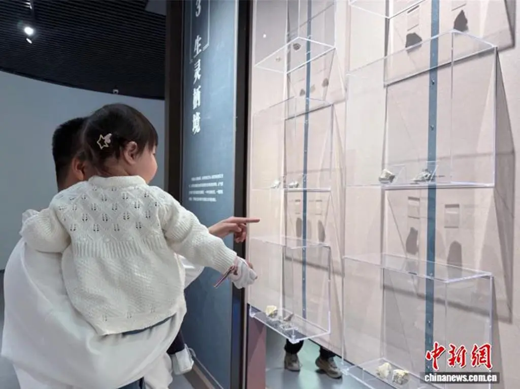 遊客參觀大窯遺址公園展示館。（中新社）