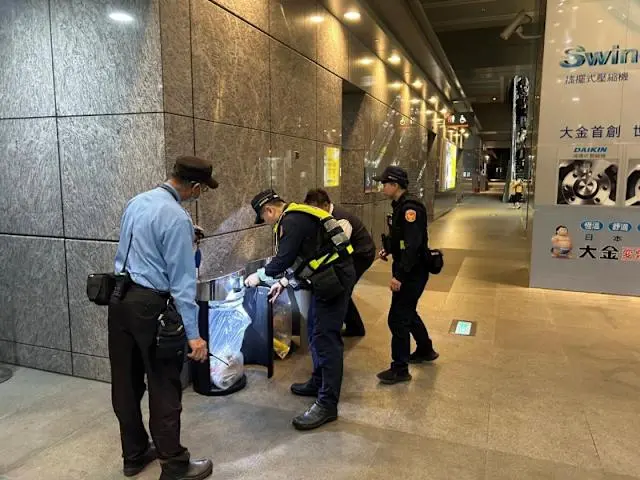 台鐵松竹站、大慶站、新烏日站被預告炸彈攻擊，鐵路警察局提高見警率並強化聯防機制、快速通報及反應。針對各個車站加強巡檢，並與台中市政府警察局聯合會哨巡檢，增加搜查垃圾桶，排除異物。（台警方提供）