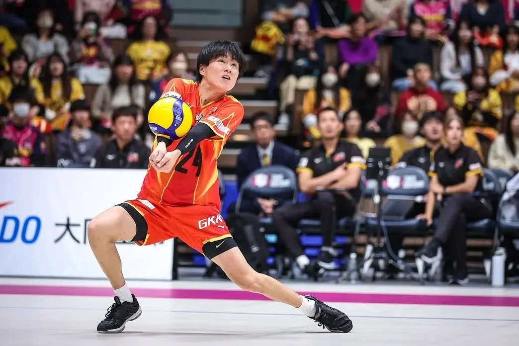 值得一提的是，小川智大的隊友正是日前因劈腿 AV 女優河北彩伽而形象崩壞的「排球王子」高橋藍。兩人幾乎同時被日媒爆料戀情，卻呈現「一穩定一爭議」的兩樣情，讓網友感慨「同隊不同命」。(圖：t____ogawa@IG)