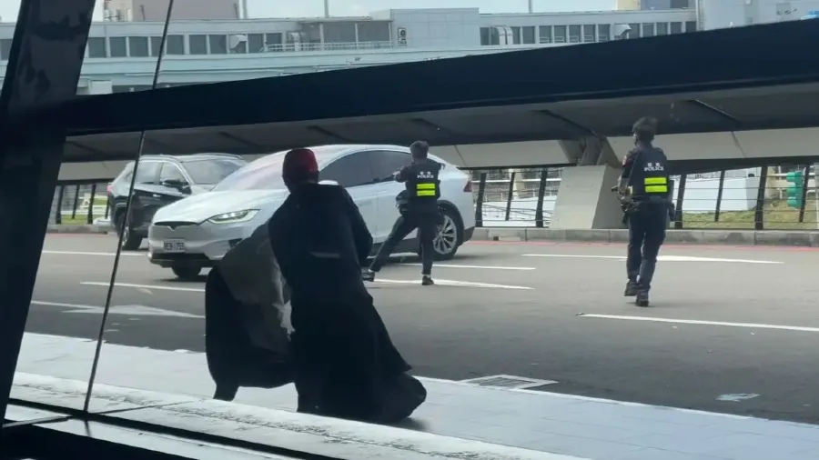 桃園機場震撼事件!白牌車拒檢狂衝撞,航警連開 8 槍維安,香港女乘客險喪命!的封面圖片