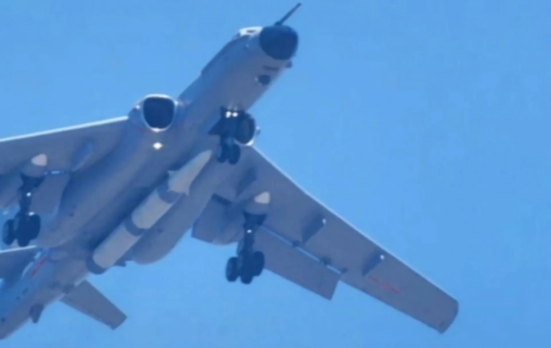 「驚雷一號」曾經現身轟-6N戰略轟炸機的機腹之下。(觀察者網)