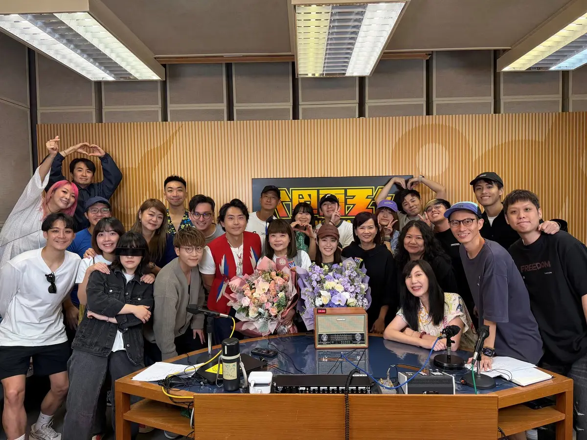 節目尾聲，商台上下員工集體走進直播室，向小儀及同樣離職的梁嘉琪送上鮮花與祝福。小儀強忍淚水感謝森美：「多謝你成就我好多自己都唔相信嘅可能性，呢啲 partner 邊度搵？」。(圖：網絡翻攝)