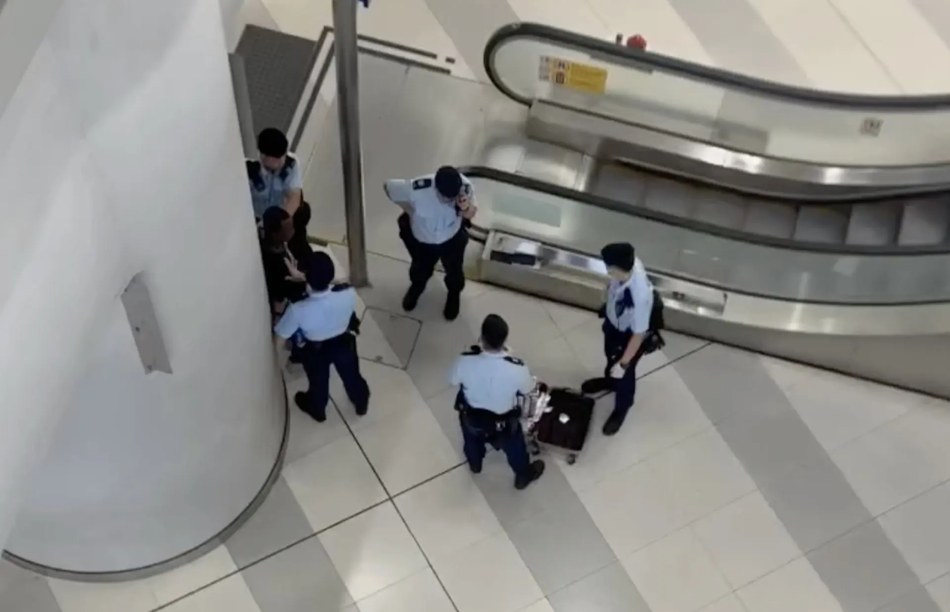 行動發生於昨晚約 11 時，多名軍裝警員在港鐵元朗站近 G 出口巡邏期間，發現一名拖着小型行李篋的男子形跡可疑，遂即上前截查。(圖：視頻翻攝)