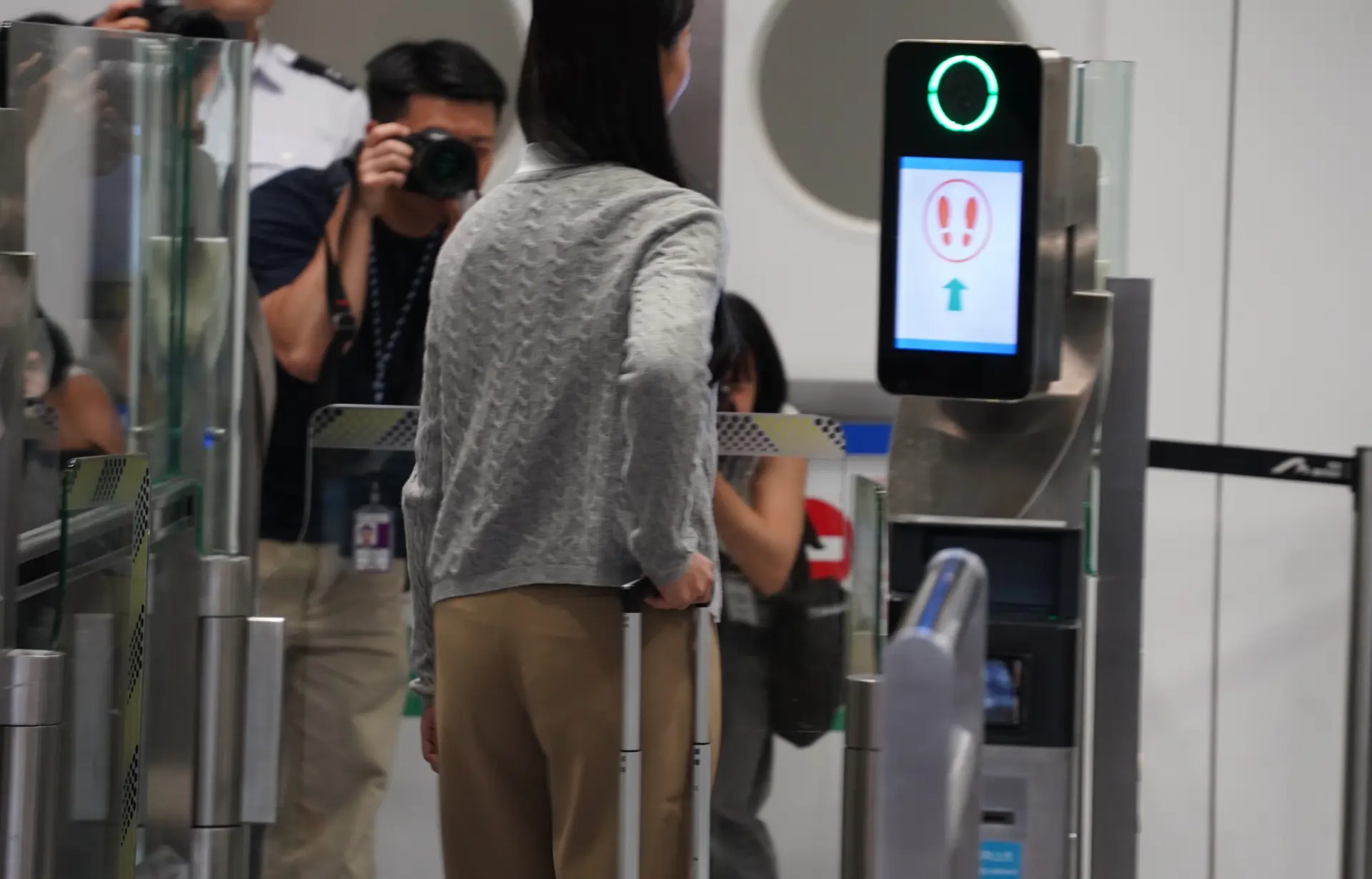 進入閘門後再進行第二次容貌識別，確認身份後閘門隨即開啟，整個入境檢查過程僅需約 7 秒，較現有「e - 道」快 13%。(圖：網絡翻攝)