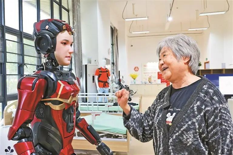 在深圳市養老護理院,一名老人與人形機器人「夏瀾」互動。圖源:新華社