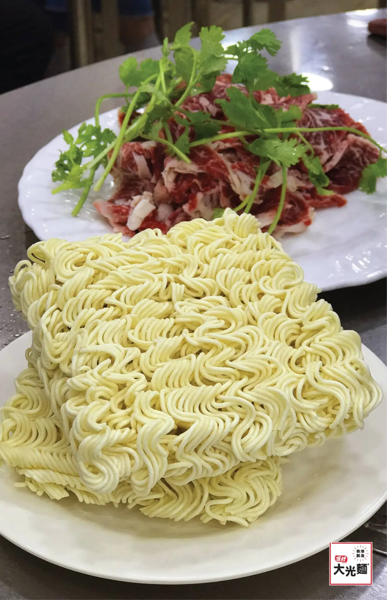 作為香港茶餐廳的「隱形主角」，頂好大光麵的故事始於1969年。不同於市售即食麵，它主打沒有獨立包裝和調味粉的「光麵」，專供茶餐廳、大牌檔等食肆，是沙嗲牛肉麵、餐肉蛋麵等經典港味的標準配備。(圖：網絡截圖)