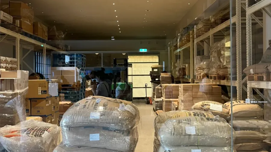 釜山海邊無招牌倉庫？原來藏著韓國首位WBC冠軍的烘豆廠！的封面圖片