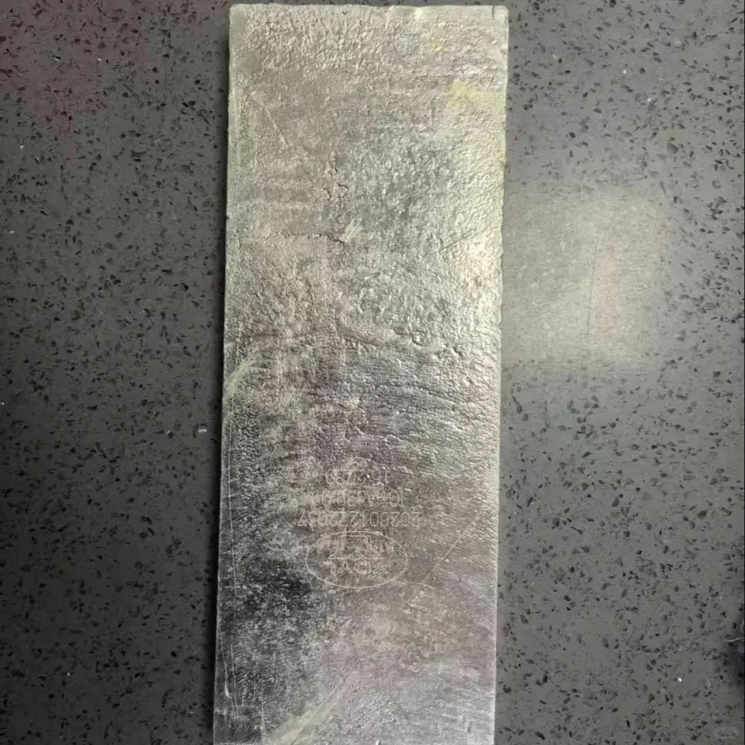 中國內地湖北丹江口張先生網購椅子，拆封時意外發現15公斤銀板，按近期銀價計算價值破180萬。他主動報警，警方經排查確認係快遞分揀疏忽誤投，最終將銀板歸還外省失主商家。（示意圖來源：小紅書網友）