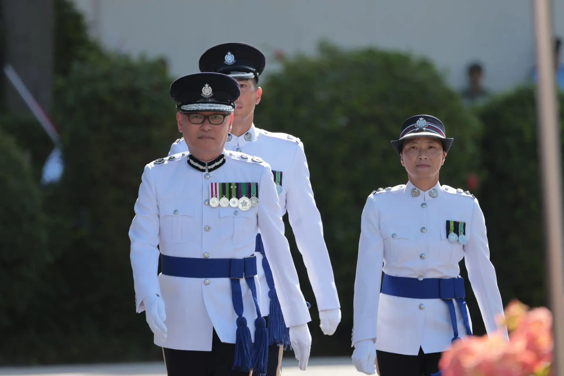 警務處副處長（國家安全）簡啟恩於2026年9月榮休，結束長達35年的警察生涯。他接受傳媒訪問時，回顧由前線巡邏到掌管國安處的歷程，並就坊間關注的獨立書店搜查、集會遊行申請，以及未來國安風險作出回應。(圖：香港警察@FB)