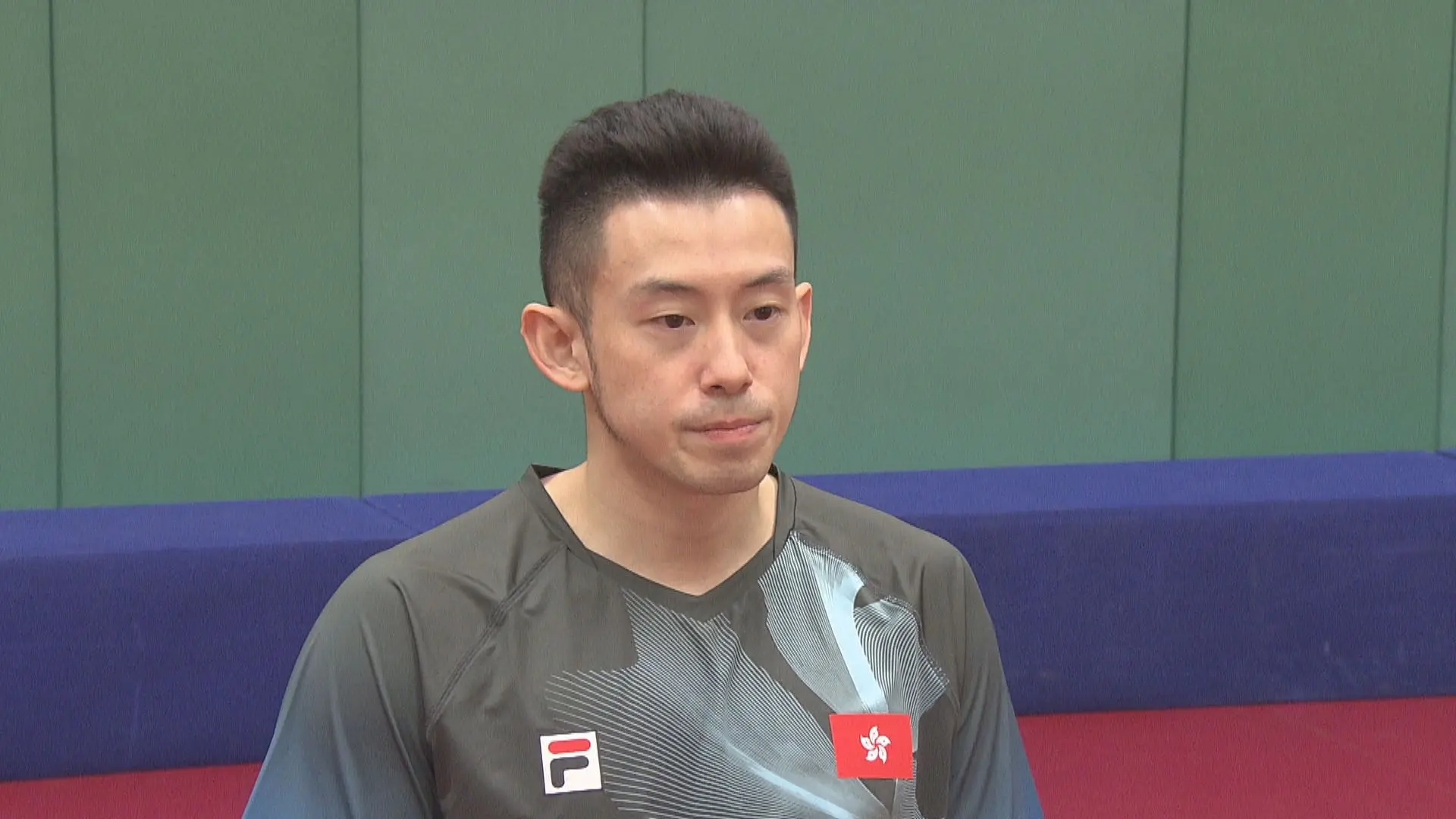 港隊在 1:2 落後的危急時刻，黃鎮廷兩度出戰兩度取勝，尤其面對 19 歲的郭冠宏時打出 11:1、11:2 的大比分，將比賽拖入決勝盤，最終港隊以 3:2 絕地反勝，歷史性闖入決賽。​(圖：視頻翻攝)