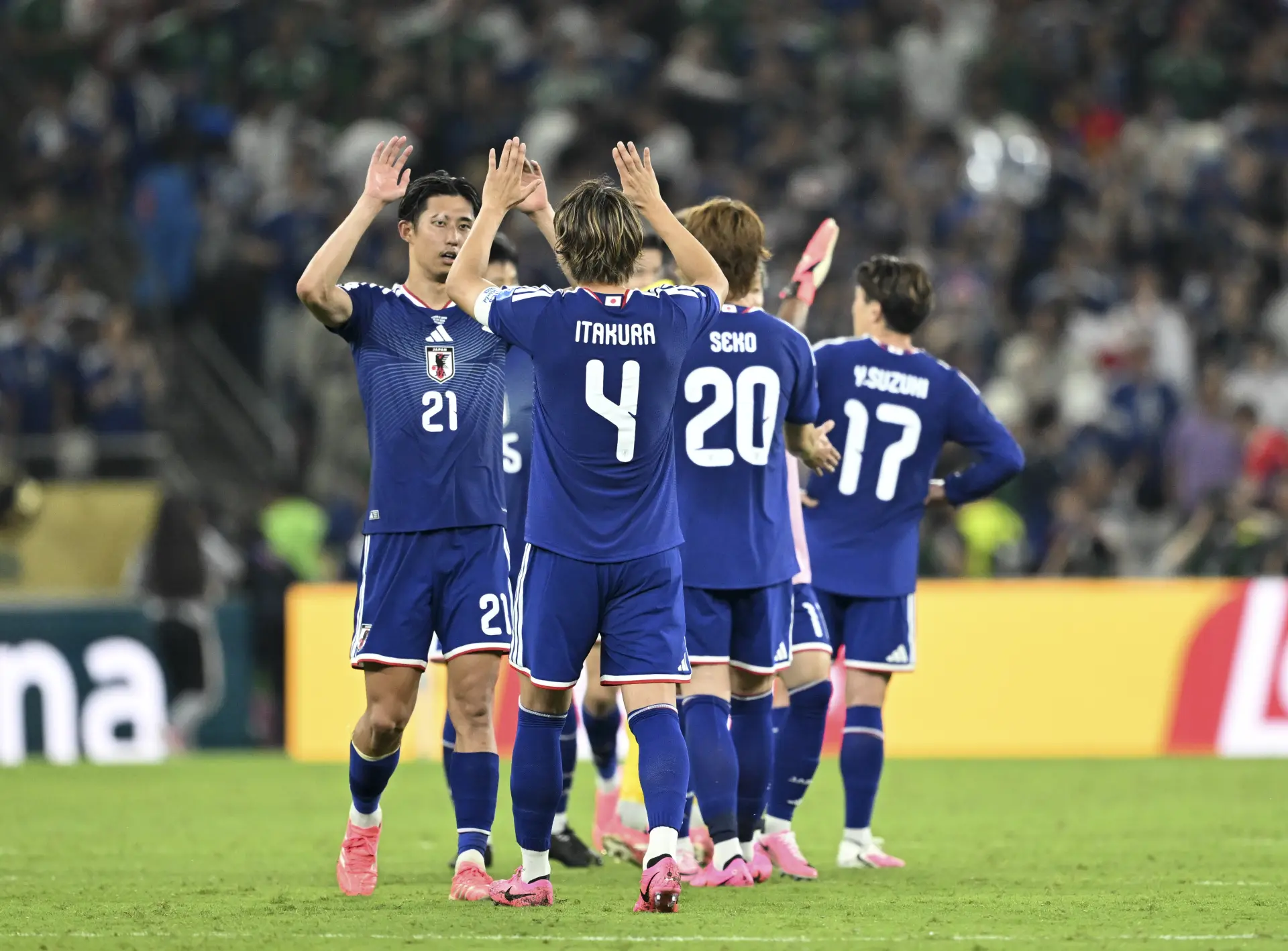 日本隊球員賽後慶祝勝利（新華社）