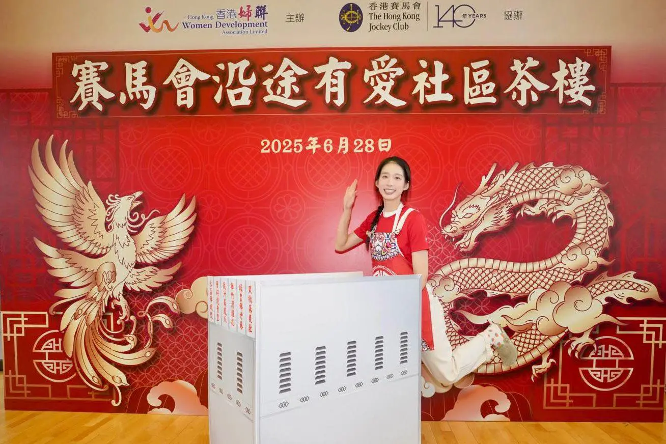 現任馬會對外事務經理的江旻憓，已於 11 月 1 日起暫停馬會所有職務，但仍是馬會員工。對於江旻憓是否符合與旅遊界有密切聯繫的參選要求，有政界人士表示，過去兩年施政報告中，特首都提及要推動賽馬旅遊，馬會工作與旅遊存在關連。(圖：Vivian Kong 江旻憓)