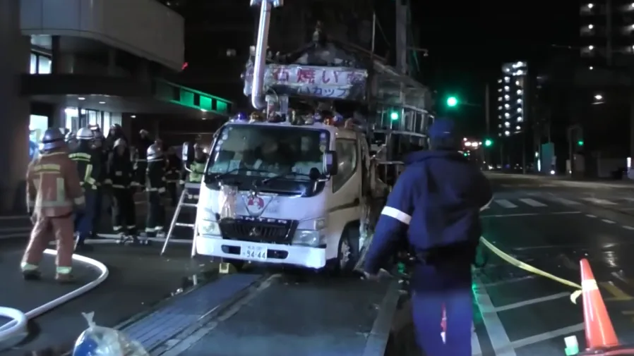 日本烤地瓜移動販賣車起火，七旬司機玩命開往消防署的封面圖片