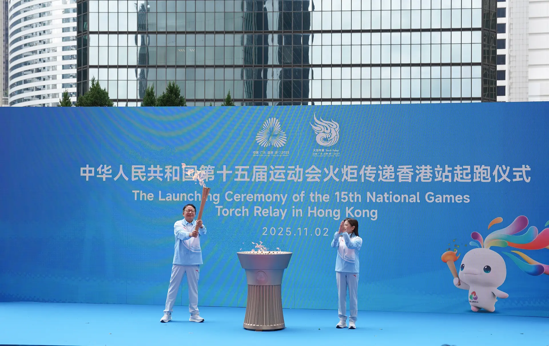 署理行政長官陳國基接過火炬展示後，鄭重交予第一棒火炬手 —— 港隊男子乒乓球運動員黃鎮廷，標誌著香港站傳遞正式啟動。(圖：新華社)