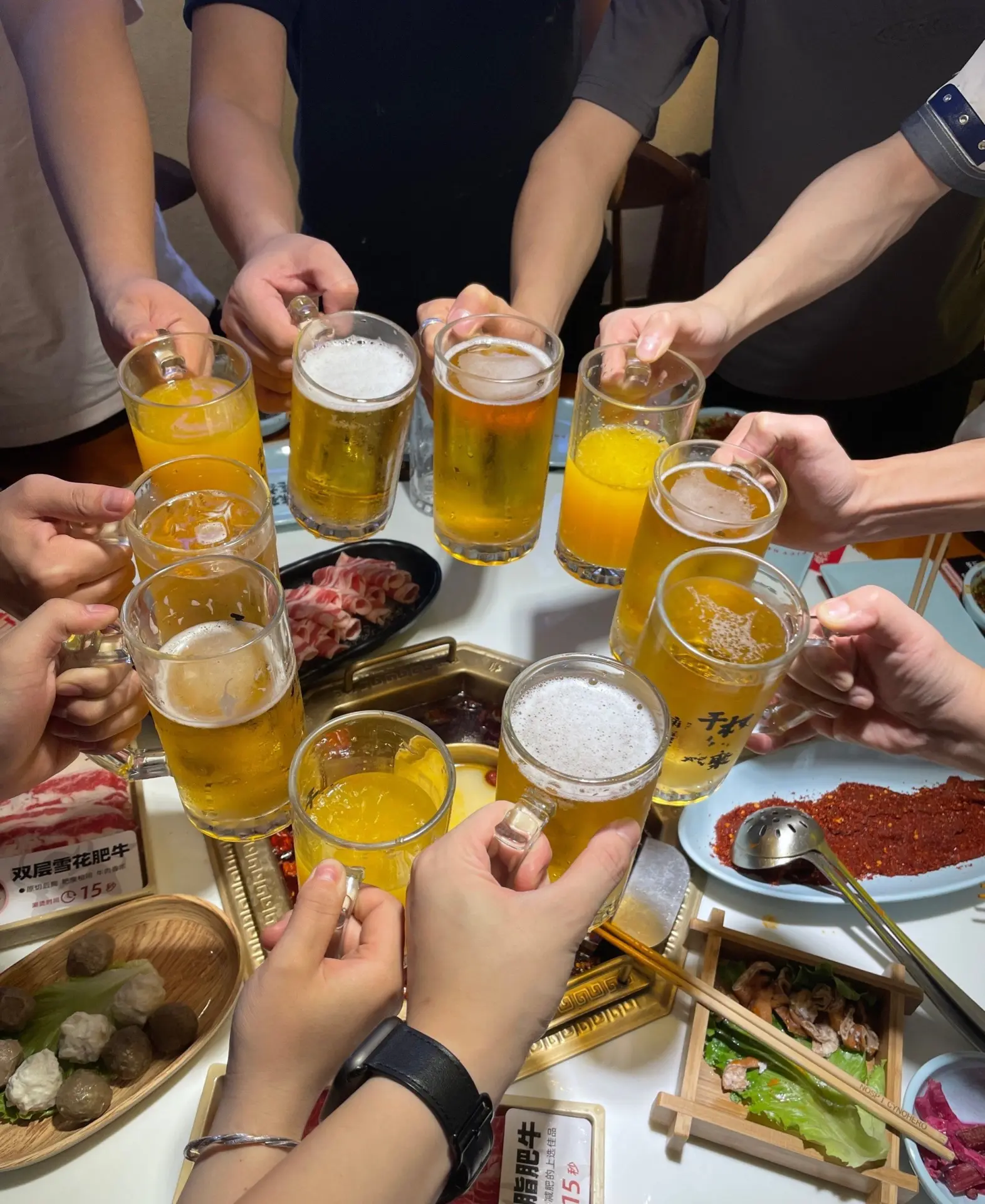 32 歲的廚師陳先生（化姓）便是其中之一，他因兩天狂吃火鍋、燒烤配啤酒，被抽出典型的「牛奶血」，險些喪命。​(圖：網絡翻攝)