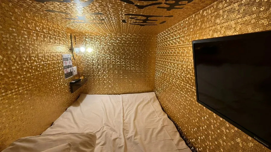 聖鬥士迷必住？日本膠囊旅館打造金色佛壇睡艙寫上天舞寶輪的封面圖片