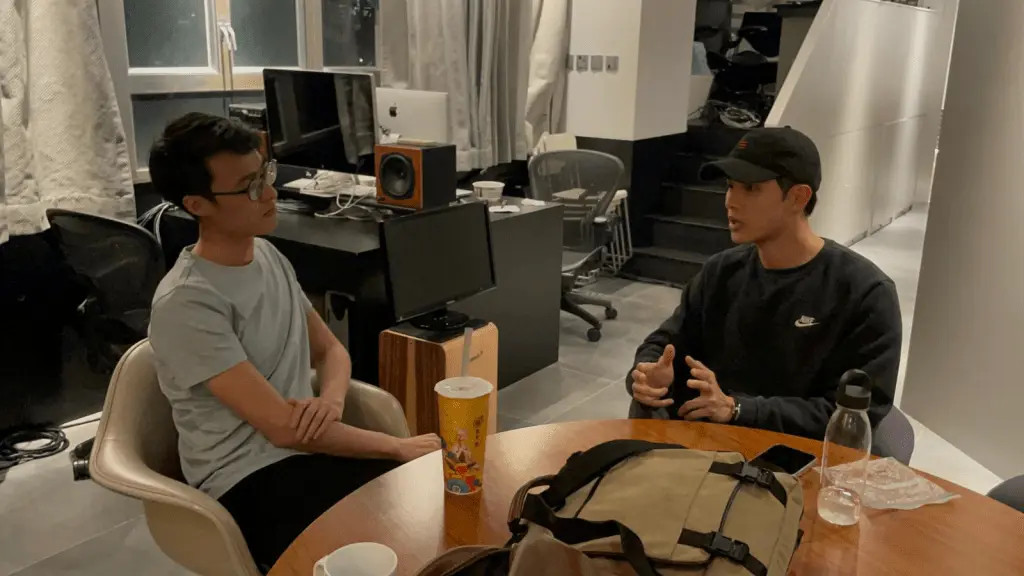 該單元的選角同樣備受讚譽，何廣沛與吳展驊的「神撞樣」讓觀眾驚嘆，監製林志華特意安排二人開拍前見面交流，更讓吳展驊旁聽何廣沛的歌唱課程捕捉神韻，何廣沛還為吳展驊與陳曉華的情感戲提供表演經驗指導，確保了角色的統一性。 (圖：網絡截圖)