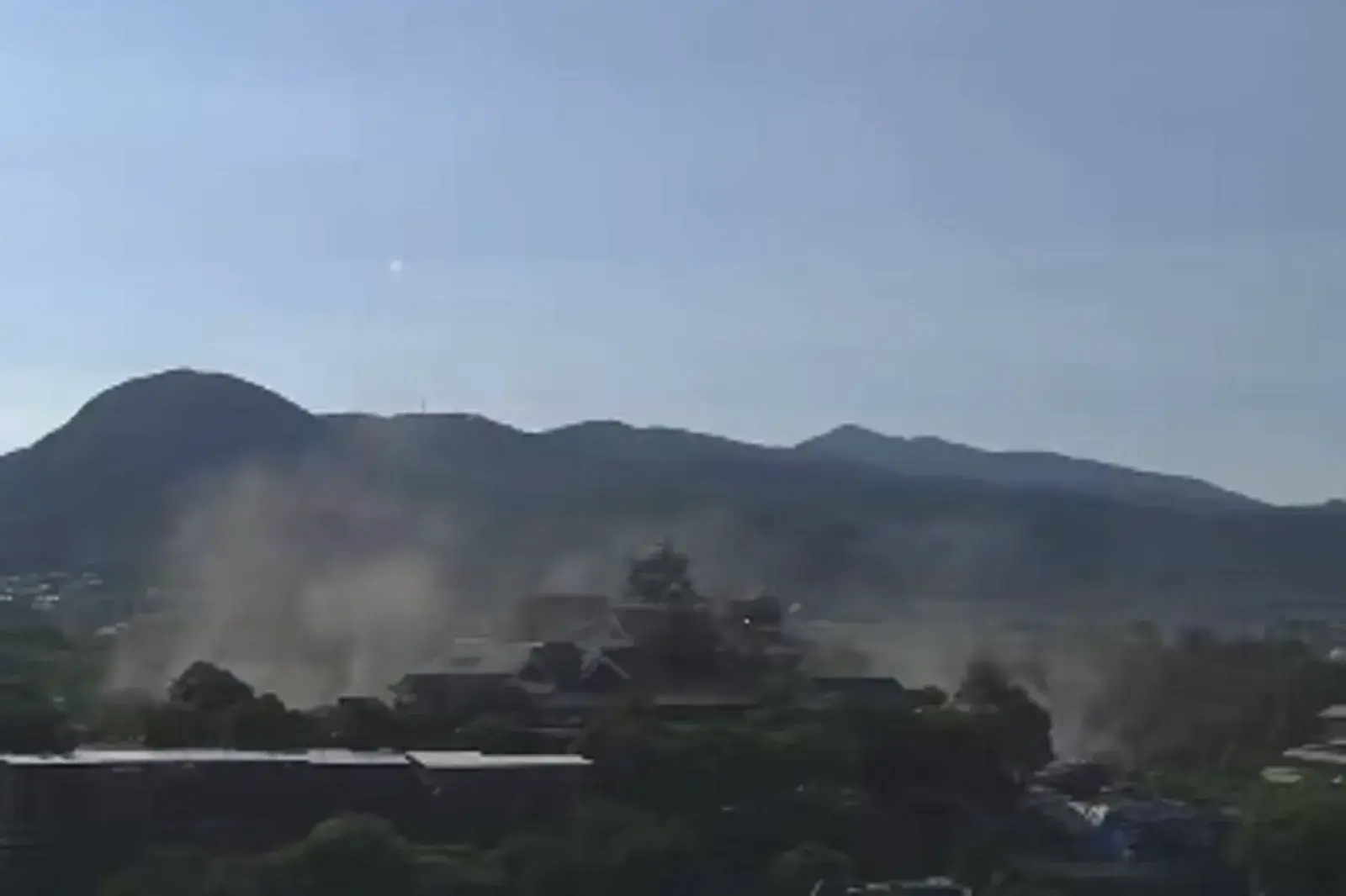 熊本事隔10年今又大地震！規模7.1，熊本城牆崩落、台積電所在地感受強烈。圖／翻自@inu717221X