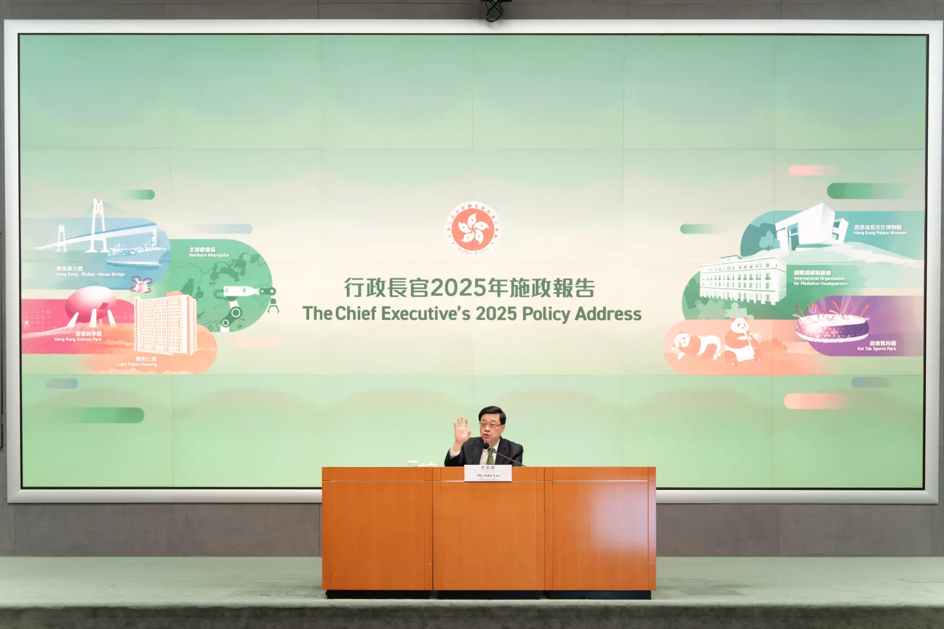 《施政報告》不僅回應了當前社會經濟的迫切需求，更在頂層設計中融入了長遠發展的系統思維。(新華社)