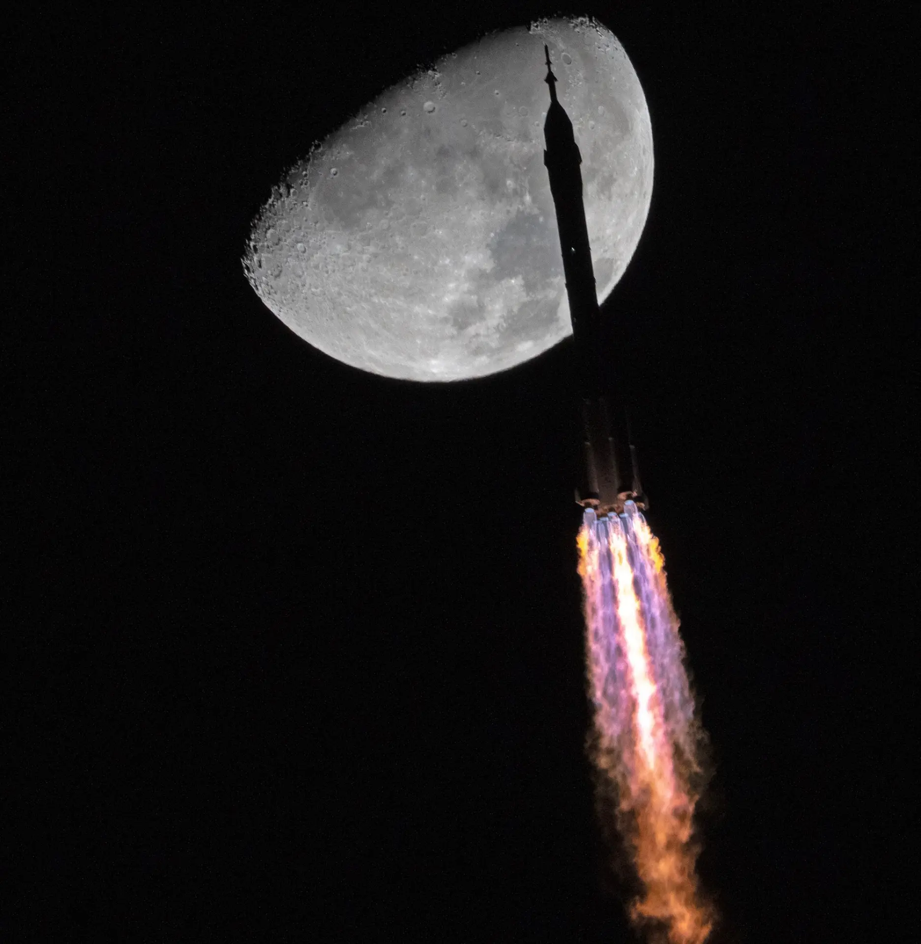 神舟二十一號載人飛船「一箭穿月」。​(圖：中国軍號@微博)