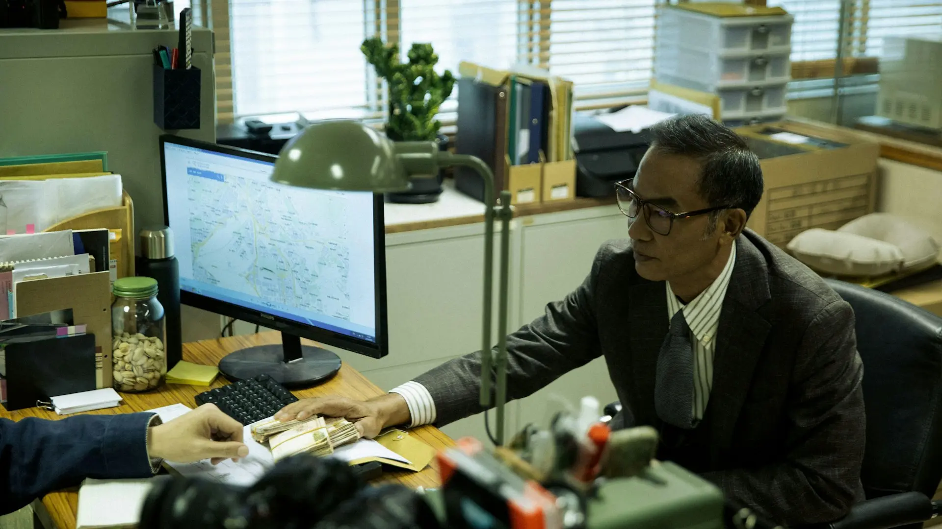 《內幕》以港片少有探討的慈善基金捐款為故事背景，獨特的題材設定與扎實的製作水準獲得國際影展認可。對此，導演麥兆輝難掩喜悅：「好開心《內幕》今次入圍了鹿特丹國際影節！希望藉着這個機會，令更多人關注慈善機構如何運用捐款，令大家嘅善心傳到去真正需要幫助的人身上。」(圖：網絡截圖)