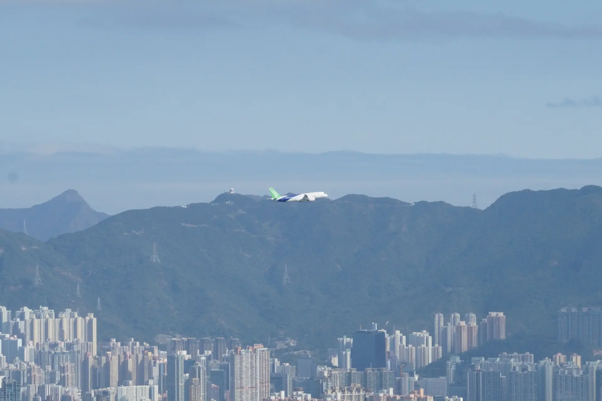 從中國C-909支線客機已在東南亞實現長期穩定運行，累積大量有效運行數據，為C-919飛出國際而鋪路。與此同時，中國商飛在東南亞佈局海外零件庫與維修基地。(圖：維基百科)