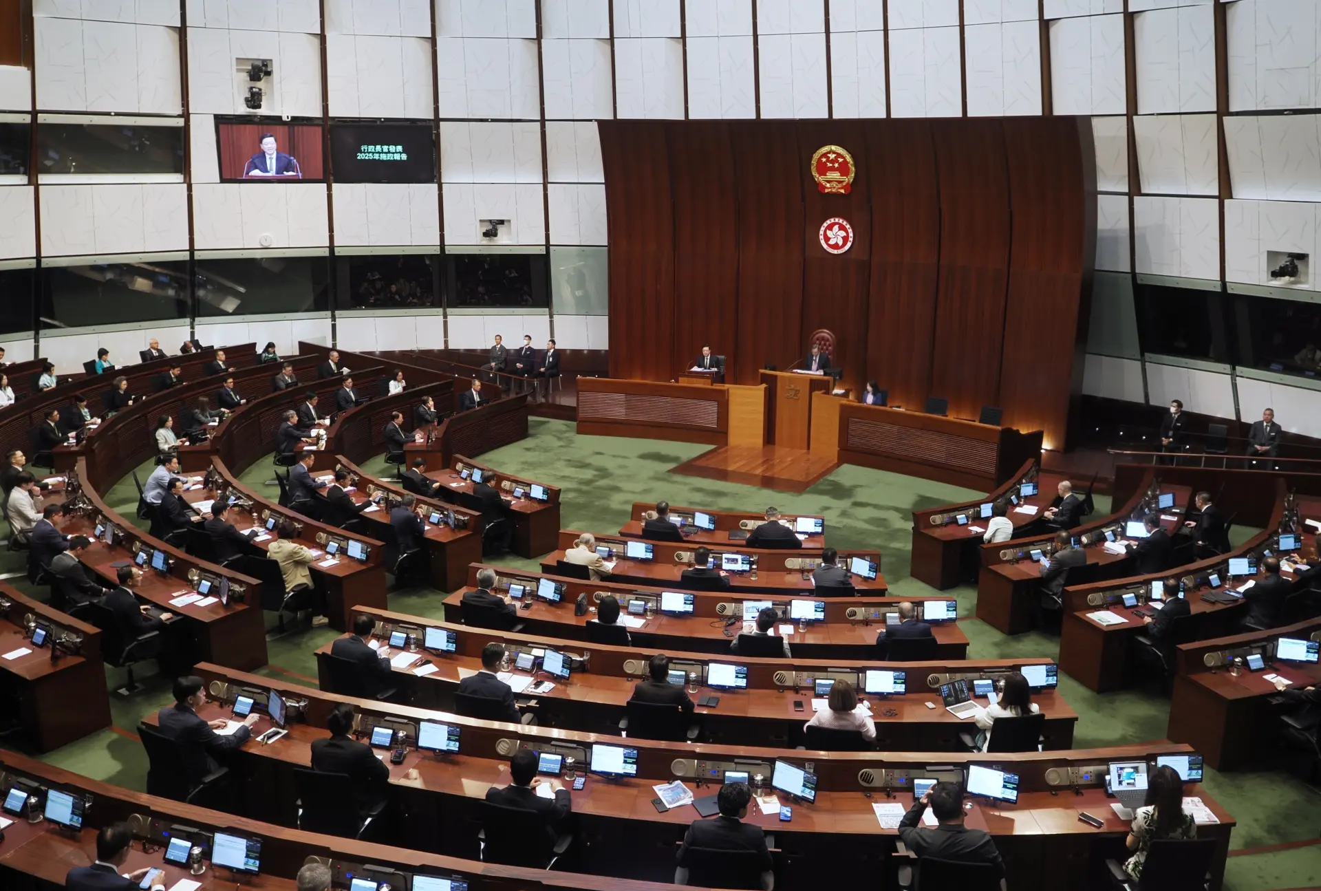 李家超在今年的《施政報告》中提出了多項措施，加強香港在「深化國際交往合作」的角色。(新華社)