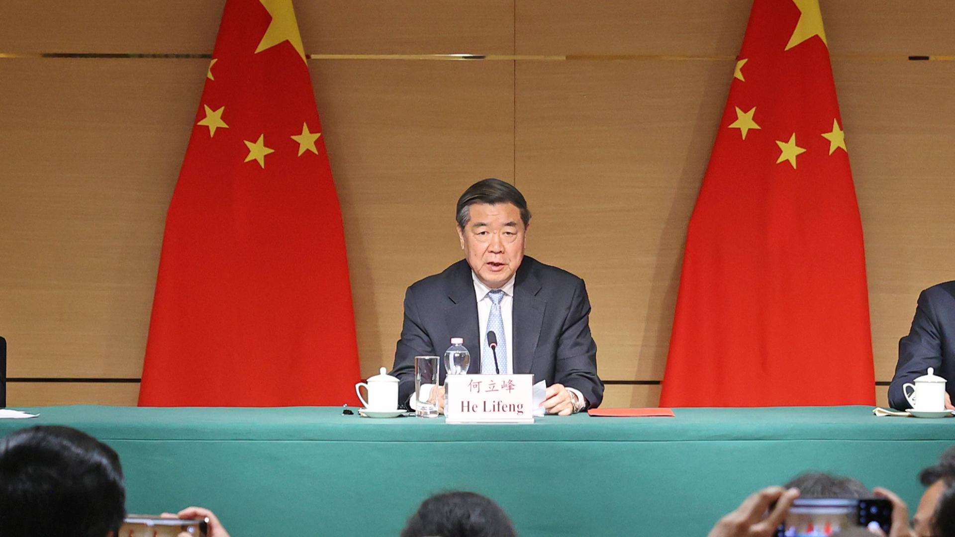 國務院副總理何立峰當地時間11日舉行的新聞發佈會時表示，此次中美經貿高層會談坦誠、深入、具有建設性，達成重要共識，並取得實質性進展。（新華社）