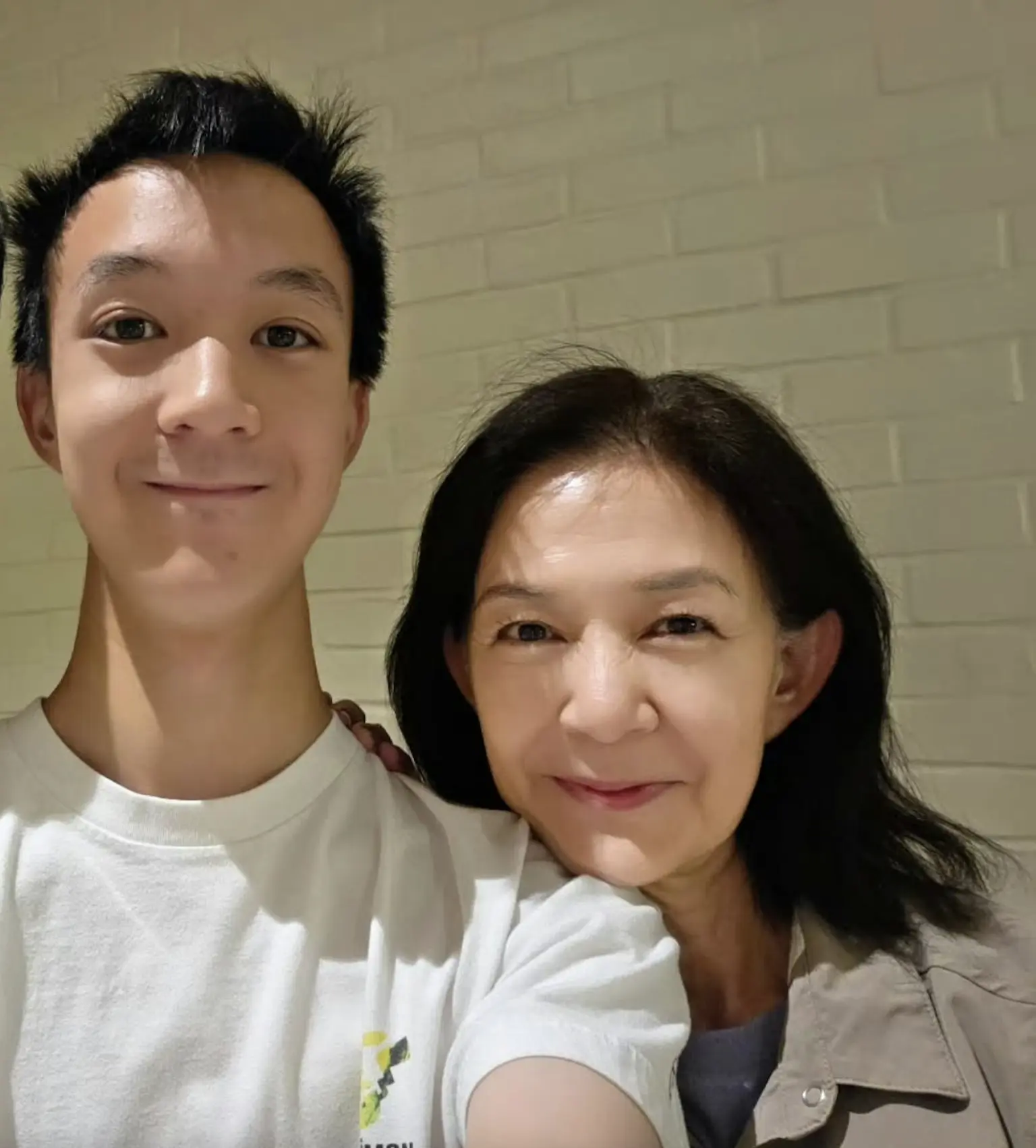 潘芳芳過去受訪時曾爆笑透露，兒子曾直白對她說：「你哋咁窮」，因而極其務實地選擇修讀工商管理，走一條與父母截然不同的職業道路。(圖：網絡截圖)