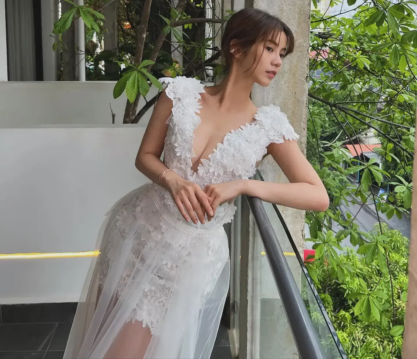 這位現年 29 歲的女星,2016 年通過選美節目《美選 DnA》入行,憑藉《小男人週記 3 之吾家有喜》《正義迴廊》《惡行之外》等作品積累人氣,曾因清新形象與好身材被封「宅男女神」。(圖:Larine 鄧月平@FB)